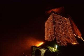 il Natale che non ti aspetti Castello Frontone illuminato di rosso Pesaro e Urbino il Natale che non ti aspetti Castello Frontone illuminato di rosso Pesaro e Urbino