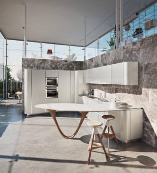 Ante in laccato micalizzato Bianco Nordic per la composizione angolare Ola di Snaidero che termina lateralmente con un elemento/penisola con una linea design e il supporto in legno che, non solo aumenta la superficie di lavoro, ma permette anche di consumare pasti veloci. Il piano di lavoro è in quarzo bianco K-Soul. Prezzo su richiesta. www.snaidero.it Ante in laccato micalizzato Bianco Nordic per la composizione angolare Ola di Snaidero che termina lateralmente con un elemento/penisola con una linea design e il supporto in legno che, non solo aumenta la superficie di lavoro, ma permette anche di consumare pasti veloci. Il piano di lavoro è in quarzo bianco K-Soul. Prezzo su richiesta. www.snaidero.it