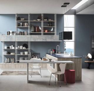 Fa parte del programma Loft 2.2 di Arrex la cucina che ha la penisola attrezzata, con il top in fenix blu su cui trovano posto il lavello e il piano cottura a induzione, in cui si innesta il lungo tavolo snack. A parete sono collocati i pensili nella versione Wall Damasco e Style Old Oak Mandorla. Un modulo base da 60 cm con anta, prezzo 148 euro +IVA. www.arrex.it Fa parte del programma Loft 2.2 di Arrex la cucina che ha la penisola attrezzata, con il top in fenix blu su cui trovano posto il lavello e il piano cottura a induzione, in cui si innesta il lungo tavolo snack. A parete sono collocati i pensili nella versione Wall Damasco e Style Old Oak Mandorla. Un modulo base da 60 cm con anta, prezzo 148 euro +IVA. www.arrex.it