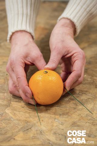 2. Piegare le due estremità del filo di ferro l’una verso l’altra. 2. Piegare le due estremità del filo di ferro l’una verso l’altra.