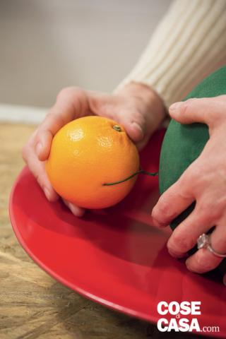 appoggiare un frutto sul piatto e fare affondare tutto il filo di ferro nella spugna appoggiare un frutto sul piatto e fare affondare tutto il filo di ferro nella spugna