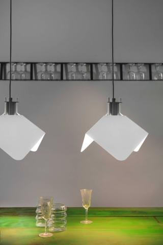 lampadario sospensione scenografico triedro stilnovo paralume lamiera metallica bianca sagomata lampadario sospensione scenografico triedro stilnovo paralume lamiera metallica bianca sagomata