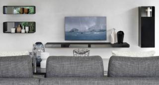 Fa parte del sistema componibile Foglio di Flou la composizione che “incornicia” il maxi schermo e che è  caratterizzata da una serie di elementi sospesi si trasformano in segni grafici sulla parete bianca. La mensola con frontale a specchio misura L 241 x P 45 x H 10 cm. Il contenitore verticale con anta nella finitura nero misura L 40 x P 35 x H 120 cm. I contenitori orizzontali a specchio misurano L 90 x P 29 x H 24/32 cm. Prezzo 6.715 euro per la composizione completa. www.flou.it