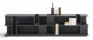 Il contenitore a giorno che poggia direttamente a terra Grek Box di Living Divani permette di appoggiare lo schermo tv e di esporre piccoli oggetti nella struttura realizzata a folding in “sandwich” di MDF e lamiera di alluminio mpressati e incollati tra di loro. Lo zoccolo in MDF verniciato colore nero opaco integra i piedini in PVC regolabili in altezza. Misura L 120 x P 34 x H 60 cm. Prezzo a partire da 4.676 euro. www.livingdivani.it