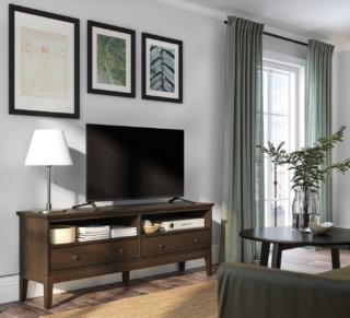 Color marrone testa di moro per il mobile Tv Idanas di Ikea Italia che ha la struttura trattata con mordente. Sono presenti un foro per raggruppare i cavi e due cassetti, che si chiudono silenziosamente grazie alla funzione di chiusura ammortizzata integrata,  in cui riporre giochi e telecomandi. Misura L 162 x P 40 x H 63 cm. Prezzo 349 euro. www.ikea.com