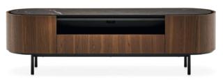 Ha una linea arrotondata la madia porta Tv Lake di Calligaris: la sua forma ovale è messa in evidenza dal top in ceramica, effetto marmo scuro, posizionato leggermente arretrato rispetto al perimetro. La struttura è impiallacciata in legno in una calda tonalità marrone. Misura L 180 x P 48 x H 52 cm. Prezzo a partire da 3.147 euro.  www.calligaris.com