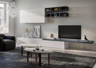 Minimale e raffinata la composizione LV622 di Giessegi: è composta da una serie moduli a sviluppo orizzontale, in Nobilitato Nuvola Frassino, intervallati da vani a giorno e da una lunga mensola porta tv in Laccato opaco Piombo. Misura L 417,2 x P 58/33,6 x H 200 cm. Prezzo 2.546 euro + IVA. www.giessegi.it