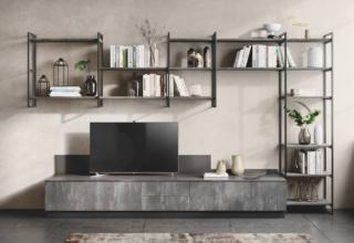 Lo schermo poggia sulla grande base in decorativo Concrete Harlem, una finitura con un aspetto piacevolmente materico, coordinata con le mensole del Sistema Parete “Metro” che fa parte della collezione ambiente living Mood di Scavolini. La struttura a parete è in metallo color Antracite. Prezzo su richiesta. www.scavolini.com