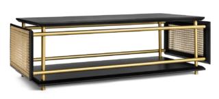 Pannelli laterali in paglia di Vienna per il tavolino rettangolare Wiener Box di  Gebrüder Thonet Vienna GmbH che può sorreggere lo schermo tv grazie alla leggera struttura in metallo dorato e ai due piani laccati nero. Il design che si ispira allo stile Decò lo rende elegante. Misura L 107 x P 50 x H 33 cm. Prezzo 1.873 euro + IVA. www.gebruederthonetvienna.com