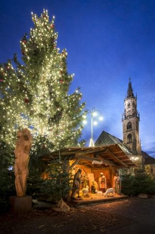esposizione presepi e decorazioni natalizie piazza Walther Bolzano esposizione presepi e decorazioni natalizie piazza Walther Bolzano