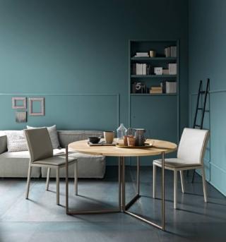 Il tavolo rotondo trasformabile Icaro di Altacom si ripiega come un origami e può scomparire all’interno di uno sgabuzzino o di un armadio quando non serve. La struttura portante è realizzata in metallo disponibile in otto colori, il piano è in nobilitato da scegliere fra dieci varianti. Chiuso misura L 63 x P 8 x H 126 cm, aperto misura ø 120 x H 75 cm. Prezzo 1.141,00 euro. www.altacomitalia.it