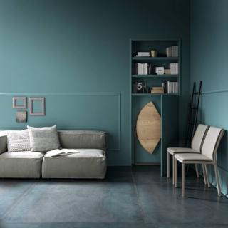 Il tavolo rotondo trasformabile Icaro di Altacom si ripiega come un origami e può scomparire all’interno di uno sgabuzzino o di un armadio quando non serve. La struttura portante è realizzata in metallo disponibile in otto colori, il piano è in nobilitato da scegliere fra dieci varianti. Chiuso misura L 63 x P 8 x H 126 cm, aperto misura ø 120 x H 75 cm. Prezzo 1.141,00 euro. www.altacomitalia.it