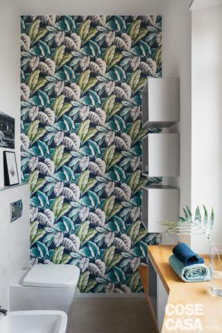 La parete è rivestita con carta da parati Verena di Carta da parati degli anni '70. La parete è rivestita con carta da parati Verena di Carta da parati degli anni '70.