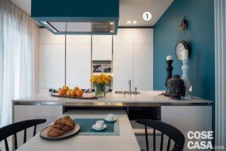 La penisola della cucina, sul lato rivolto verso il living, contiene nel suo volume un tavolo pieghevole ed estrabile. Quando è chiuso il piano risulta del tutto invisibile, è a ingombro zero; quando viene aperto, si allunga in due diverse misure per ospitare due o quattro persone.