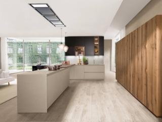cucina tante colonne ante impiallacciate noce materia filoantis euromobil isola bancone snack cucina tante colonne ante impiallacciate noce materia filoantis euromobil isola bancone snack