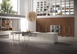 cucina tante colonne ante impiallacciato noce sunset liberamente scavolini isola piano colazione cucina tante colonne ante impiallacciato noce sunset liberamente scavolini isola piano colazione