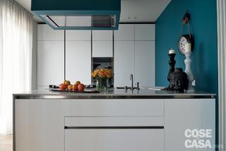 La penisola della cucina, sul lato rivolto verso il living, contiene nel suo volume un tavolo pieghevole ed estrabile. Quando è chiuso il piano risulta del tutto invisibile, è a ingombro zero; quando viene aperto, si allunga in due diverse misure per ospitare due o quattro persone.