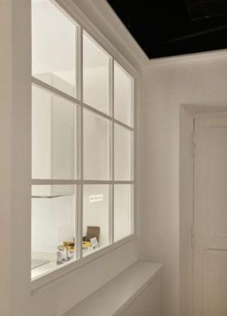 Dall'ingresso verso la cucina