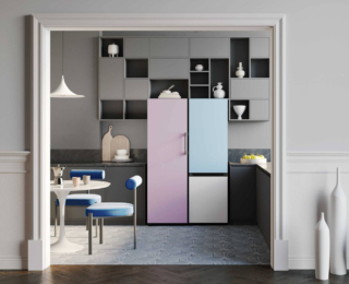 I frigoriferi personalizzabili e modulari Bespoke di Samsung sono disponibili in versione combinata con altezza di 200 cm o 185 cm, monoporta e monoporta slim con larghezza di 45 cm. Tecnologicamente avanzati, possono essere personalizzati nell’estetica e nella conformazione. I pannelli frontali sono disponibili in vetro classico, vetro lucido e vetro satinato, in tanti colori diversi: non solo il tradizionale bianco e nero ma anche rosa pesca, lavanda, beige, giallo pastello, grigio e altre tonalità. Si può scegliere lo stesso stile oppure combinarne diversi per ogni porta del frigorifero. Prezzo da rivenditore. www.samsung.com I frigoriferi personalizzabili e modulari Bespoke di Samsung sono disponibili in versione combinata con altezza di 200 cm o 185 cm, monoporta e monoporta slim con larghezza di 45 cm. Tecnologicamente avanzati, possono essere personalizzati nell’estetica e nella conformazione. I pannelli frontali sono disponibili in vetro classico, vetro lucido e vetro satinato, in tanti colori diversi: non solo il tradizionale bianco e nero ma anche rosa pesca, lavanda, beige, giallo pastello, grigio e altre tonalità. Si può scegliere lo stesso stile oppure combinarne diversi per ogni porta del frigorifero. Prezzo da rivenditore. www.samsung.com