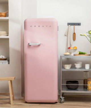 Il frigorifero dal design vintage Retro Fridge capiente 218 litri di Create è disponibile in diversi colori. L’interno è suddiviso in scomparti per facilitare l'organizzazione degli alimenti e dispone di 3 ripiani intercambiabili in vetro temperato, un ripiano fisso, un balconcino per bottiglie, un cassetto per frutta e verdura, 4 ripiani laterali intercambiabili e un freezer. Misura L 60 x P 60 x H 150 cm. Prezzo 859 euro. www.create-store.com Il frigorifero dal design vintage Retro Fridge capiente 218 litri di Create è disponibile in diversi colori. L’interno è suddiviso in scomparti per facilitare l'organizzazione degli alimenti e dispone di 3 ripiani intercambiabili in vetro temperato, un ripiano fisso, un balconcino per bottiglie, un cassetto per frutta e verdura, 4 ripiani laterali intercambiabili e un freezer. Misura L 60 x P 60 x H 150 cm. Prezzo 859 euro. www.create-store.com