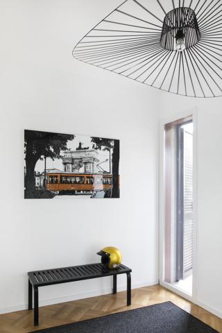 ingresso con panchetta, lampada importante, quadro