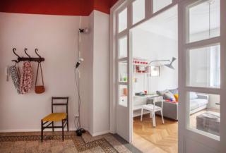 Ingresso con vetrata, appendiabiti, sedia, soffitto colorato