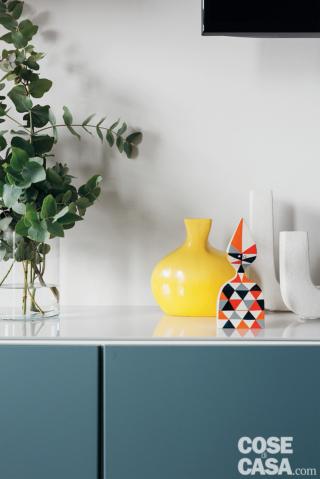 Il vaso giallo e gli oggetti appoggiati sul piano della madia sono di Utopia Props. Il vaso giallo e gli oggetti appoggiati sul piano della madia sono di Utopia Props.