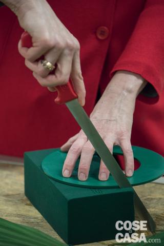 con il coltello tagliare la mattonella con il coltello tagliare la mattonella