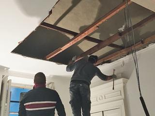 Demolizione del controsoffitto piano. Demolizione del controsoffitto piano.