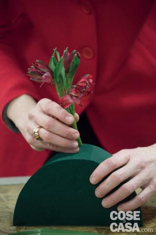 inserire nella spugna la prima Alstroemeria, inserire nella spugna la prima Alstroemeria,