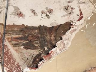 Scoperta di più soffitti stratificati nel tempo, aggiunti con le varie ristrutturazioni. Scoperta di più soffitti stratificati nel tempo, aggiunti con le varie ristrutturazioni.