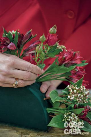separare i mazzetti delle rose e distribuirli nella spugna separare i mazzetti delle rose e distribuirli nella spugna