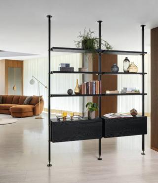 Cluster di Calligaris è una libreria modulabile, versatile e polifunzionale. Un sistema di arredo che può essere estremamente flessibile, in grado di soddisfare ogni esigenza progettuale, sia estetica che funzionale, è stato pensato per esporre e contendere in modo da poter essere inserito con versatilità in tutti gli ambienti della casa. La finitura bifacciale di ogni elemento ne consente l’utilizzo come elemento divisorio. Un sistema polifunzionale ottenuto grazie alla varietà dei moduli che lo compongono come contenitori ante ribalta, vetrinette, mensole, cassettiere e piani scrittoio e alla serie di accessori integrati come specchi, appendiabiti e porta oggetti. I montanti sono studiati per poter essere fissati a soffitto o a parete. Le mensole sono disponibili in legno e lamiera, rendendo possibile il gioco di varianti cromatiche e compositive, disponibile in  4 misure L da 260 a 315 cm x H 240 cm prezzo su richiesta www.calligaris.com Cluster di Calligaris è una libreria modulabile, versatile e polifunzionale. Un sistema di arredo che può essere estremamente flessibile, in grado di soddisfare ogni esigenza progettuale, sia estetica che funzionale, è stato pensato per esporre e contendere in modo da poter essere inserito con versatilità in tutti gli ambienti della casa. La finitura bifacciale di ogni elemento ne consente l’utilizzo come elemento divisorio. Un sistema polifunzionale ottenuto grazie alla varietà dei moduli che lo compongono come contenitori ante ribalta, vetrinette, mensole, cassettiere e piani scrittoio e alla serie di accessori integrati come specchi, appendiabiti e porta oggetti. I montanti sono studiati per poter essere fissati a soffitto o a parete. Le mensole sono disponibili in legno e lamiera, rendendo possibile il gioco di varianti cromatiche e compositive, disponibile in  4 misure L da 260 a 315 cm x H 240 cm prezzo su richiesta www.calligaris.com