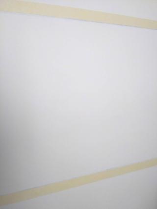 Delimitate il bordo delle righe che dovrete dipingere con il nastro carta.