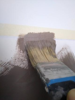 Per dipingere i bordi ed evitare accumuli di colore, dipingete dall’esterno verso l’interno.