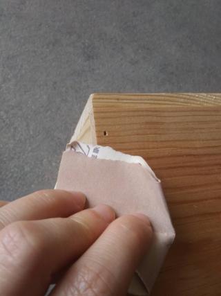 Fate asciugare bene e levigate tutta la scatola con la carta vetrata media.