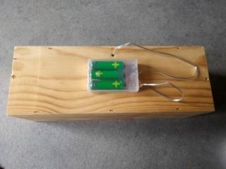 Fissate l’interruttore sul retro esterno con il nastro biadesivo.