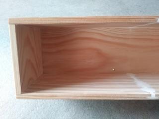 Forate la scatola sul retro con il trapano, per inserire successivamente il filo di lucine.