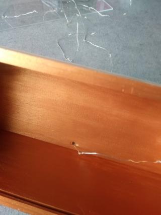 Inserite le lucine dal retro attraverso il foro.