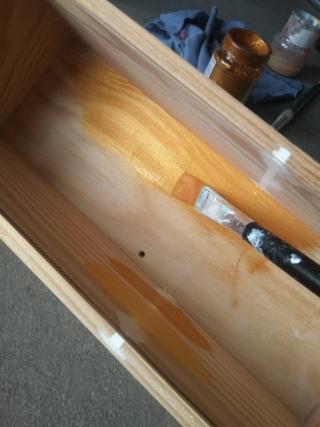 Dipingete l’interno della scatola con il colore acrilico oro non diluito.