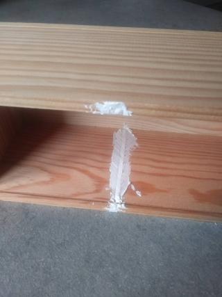 Rimuovete i divisori interni e riempite le fessure con lo stucco per legno.