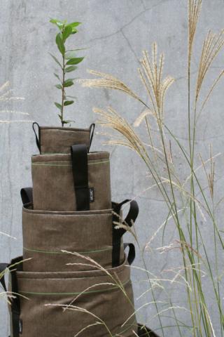 Il portavaso in tela Accrochè Geotextile di Bacsac in tessuto da appendere in vendita su Made in design può essere fissato ovunque grazie alle 2 bretelle regolabili, al davanzale o al parapetto del balcone. Permeabile all'acqua e all'aria, favorisce la crescita vegetale, limita l'evaporazione, lascia respirare la terra e protegge le radici inoltre non teme gli urti e si ripone semplicemente ripiegandolo. Realizzato al 100% in tela geotessile misura Ø 23 x H 23 cm. prezzo 41,00 euro. www.medeindesign.it Il portavaso in tela Accrochè Geotextile di Bacsac in tessuto da appendere in vendita su Made in design può essere fissato ovunque grazie alle 2 bretelle regolabili, al davanzale o al parapetto del balcone. Permeabile all'acqua e all'aria, favorisce la crescita vegetale, limita l'evaporazione, lascia respirare la terra e protegge le radici inoltre non teme gli urti e si ripone semplicemente ripiegandolo. Realizzato al 100% in tela geotessile misura Ø 23 x H 23 cm. prezzo 41,00 euro. www.medeindesign.it