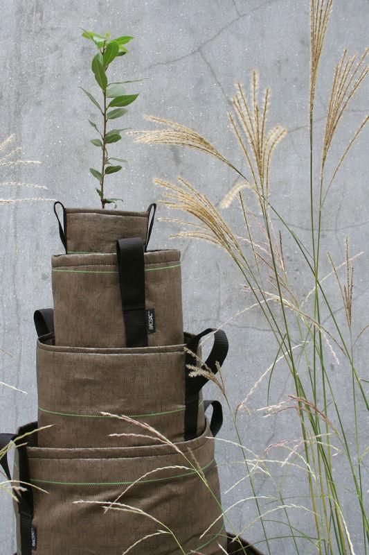 Il portavaso in tela Accrochè Geotextile di Bacsac in tessuto da appendere in vendita su Made in design può essere fissato ovunque grazie alle 2 bretelle regolabili, al davanzale o al parapetto del balcone. Permeabile all'acqua e all'aria, favorisce la crescita vegetale, limita l'evaporazione, lascia respirare la terra e protegge le radici inoltre non teme gli urti e si ripone semplicemente ripiegandolo. Realizzato al 100% in tela geotessile misura Ø 23 x H 23 cm. prezzo 41,00 euro. www.medeindesign.it Il portavaso in tela Accrochè Geotextile di Bacsac in tessuto da appendere in vendita su Made in design può essere fissato ovunque grazie alle 2 bretelle regolabili, al davanzale o al parapetto del balcone. Permeabile all'acqua e all'aria, favorisce la crescita vegetale, limita l'evaporazione, lascia respirare la terra e protegge le radici inoltre non teme gli urti e si ripone semplicemente ripiegandolo. Realizzato al 100% in tela geotessile misura Ø 23 x H 23 cm. prezzo 41,00 euro. www.medeindesign.it