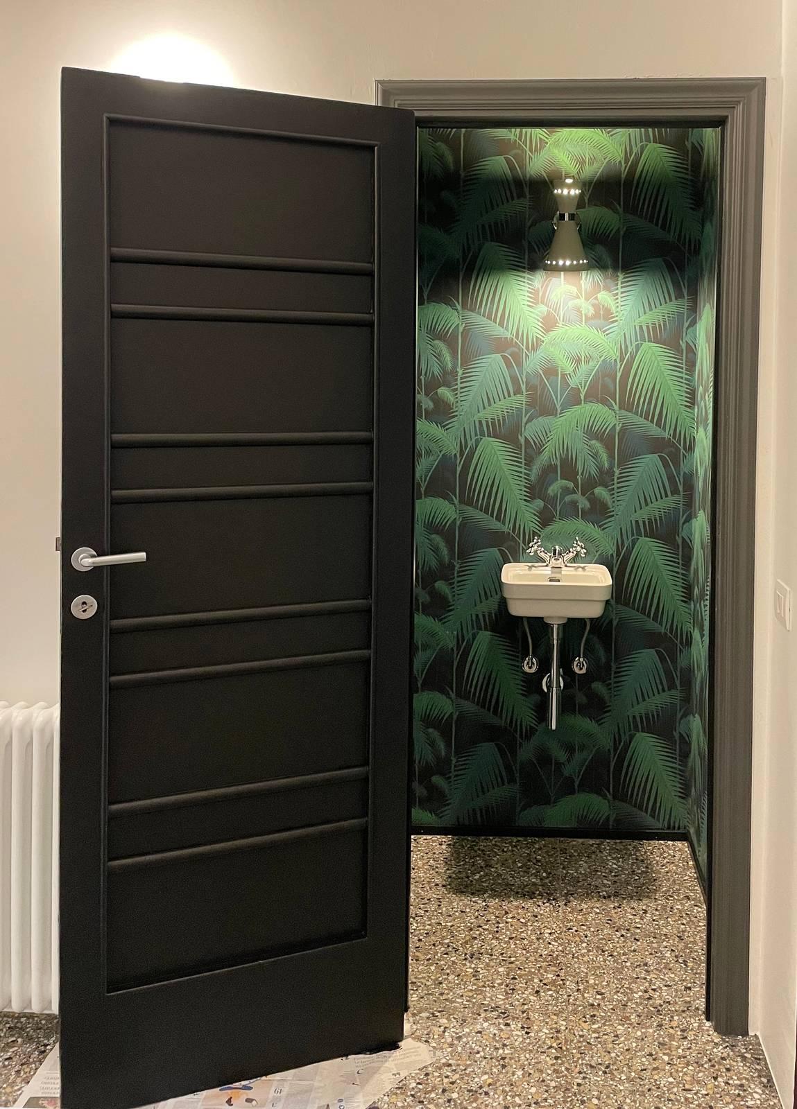 Porta scura su bagno scuro Porta scura su bagno scuro