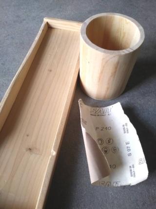 Carteggiate e spolverate gli oggetti di legno.