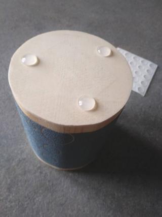 Attaccate dei gommini antiurto sul fondo degli oggetti.