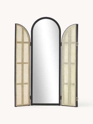 Aura Westwing Collection è il paravento con specchio a tre ante, cornice in MDF ed intreccio viennese in  Rattan, le ante si richiudono davanti allo specchio centrale. Misura L 172 x P 3 x H 180 cm e costa 659 euro www.westwingnow.it Aura Westwing Collection è il paravento con specchio a tre ante, cornice in MDF ed intreccio viennese in  Rattan, le ante si richiudono davanti allo specchio centrale. Misura L 172 x P 3 x H 180 cm e costa 659 euro www.westwingnow.it