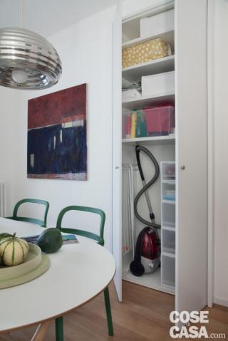 zona pranzo, tavolo con piano ovale, sospensione cromata, quadro contemporaneo, ripostiglio, ante bianche zona pranzo, tavolo con piano ovale, sospensione cromata, quadro contemporaneo, ripostiglio, ante bianche