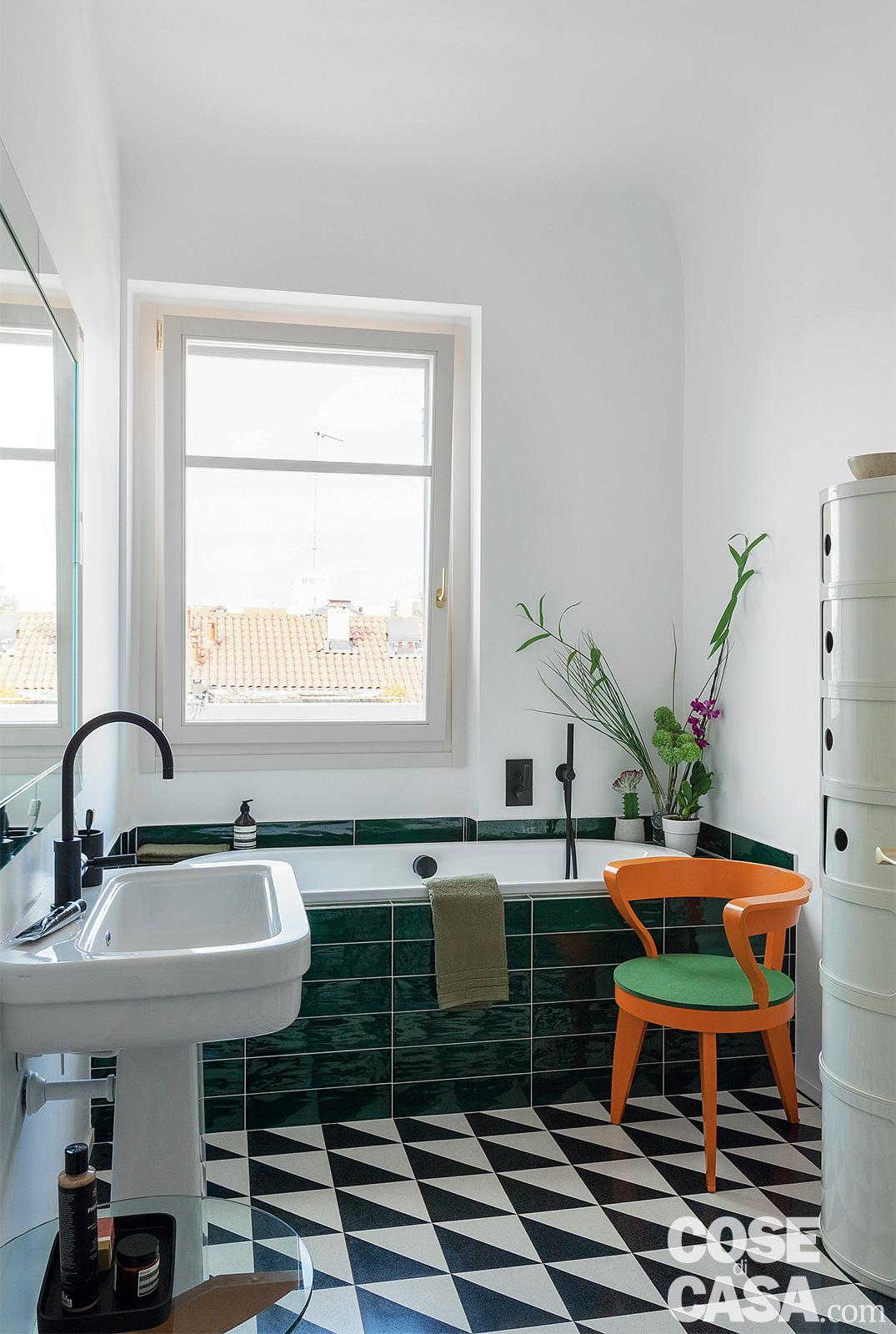 Nel bagno le marmette in graniglia a pavimento sono di Mipa, mentre quelle che rivestono il bordo vasca sono della coll. Joyful di Tonalite. Il lavabo a colonna è il modello
Evo 11 di Simas con miscelatore nero di Zazzeri. A destra, i contenitori impilati sono I Componibili di Kartell.