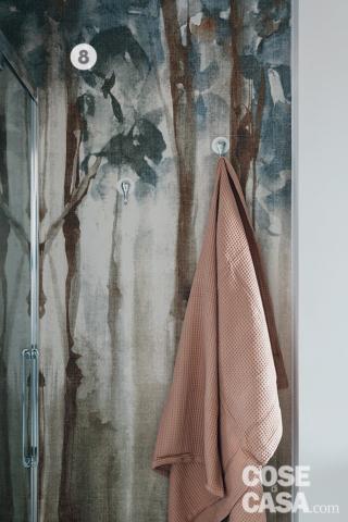 bagno, dettaglio, lastre in gres di rivestimento decorate con tema botanico, asciugamano appeso, doccia